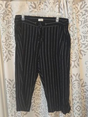 Per Se Black Pinstripe Capris with Drawstring